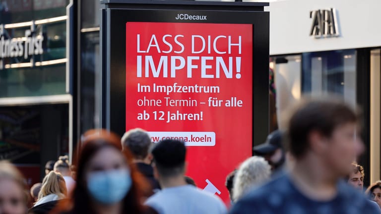 Die Stadt Köln wirbt auf Plakattafeln für ihr Impfangebot: Der Deutsche Ethikrat hat sich mehrheitlich für die Ausweitung der Impfpflicht ausgesprochen.