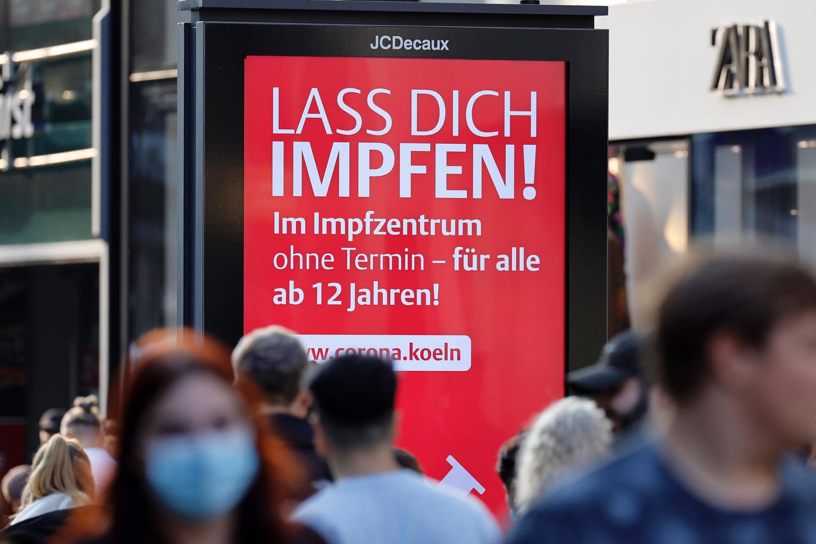 Die Stadt Köln wirbt auf Plakattafeln für ihr Impfangebot: Der Deutsche Ethikrat hat sich mehrheitlich für die Ausweitung der Impfpflicht ausgesprochen.