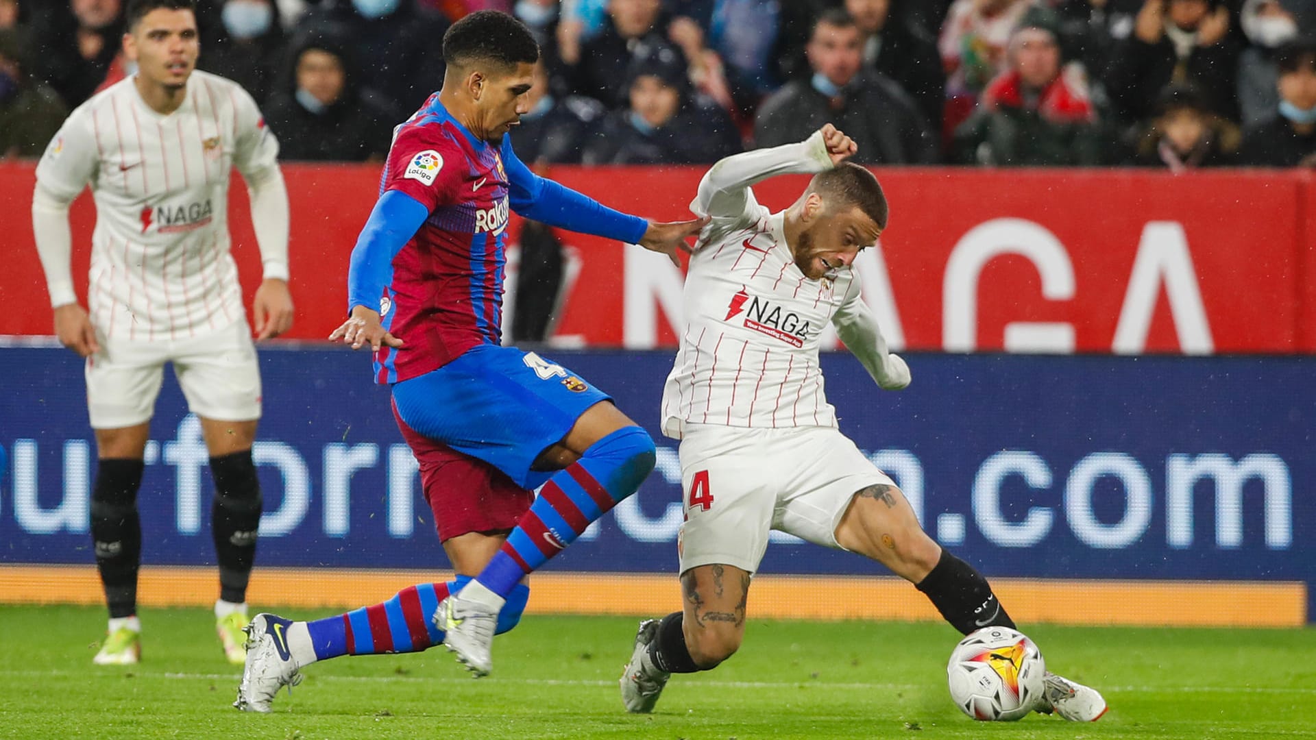La Liga: Papu Gomez (r) vom FC Sevilla kickt gegen Ronald Araujo vom FC Barcelona. La Liga: Papu Gomez (r) vom FC Sevilla kickt gegen Ronald Araujo vom FC Barcelona.