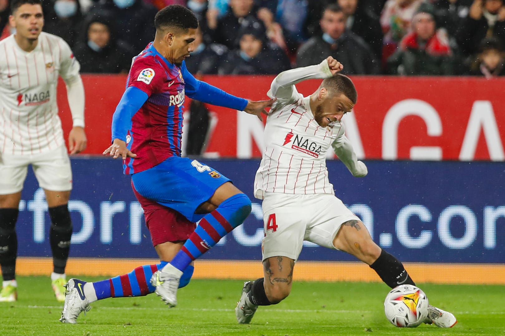 La Liga: Papu Gomez (r) vom FC Sevilla kickt gegen Ronald Araujo vom FC Barcelona.
