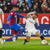 La Liga: Papu Gomez (r) vom FC Sevilla kickt gegen Ronald Araujo vom FC Barcelona.