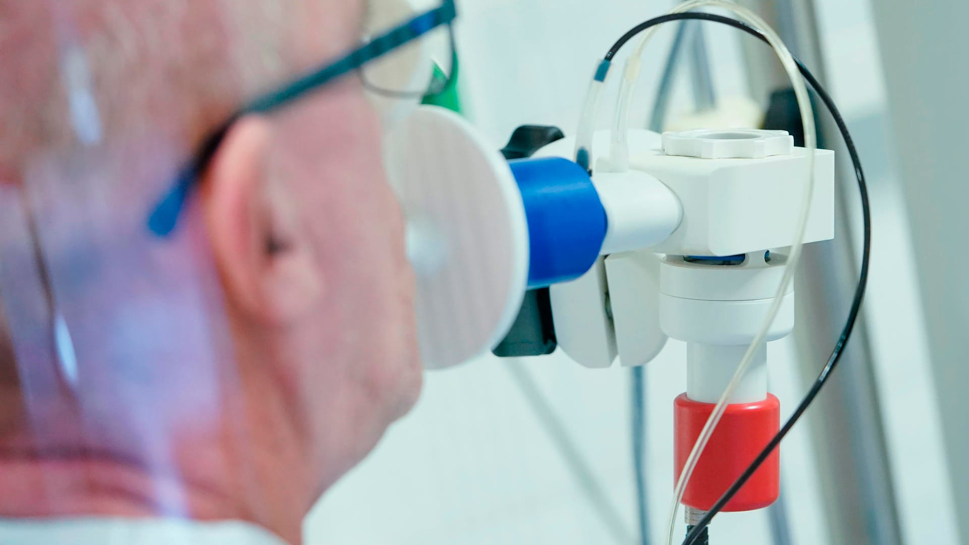 Ein von einer Corona-Erkrankung genesener Patient bekommt die Lungenfunktion gemessen: Die Inzidenz in Deutschland liegt jetzt wieder unter 300. Ein von einer Corona-Erkrankung genesener Patient bekommt die Lungenfunktion gemessen: Die Inzidenz in Deutschland liegt jetzt wieder unter 300.