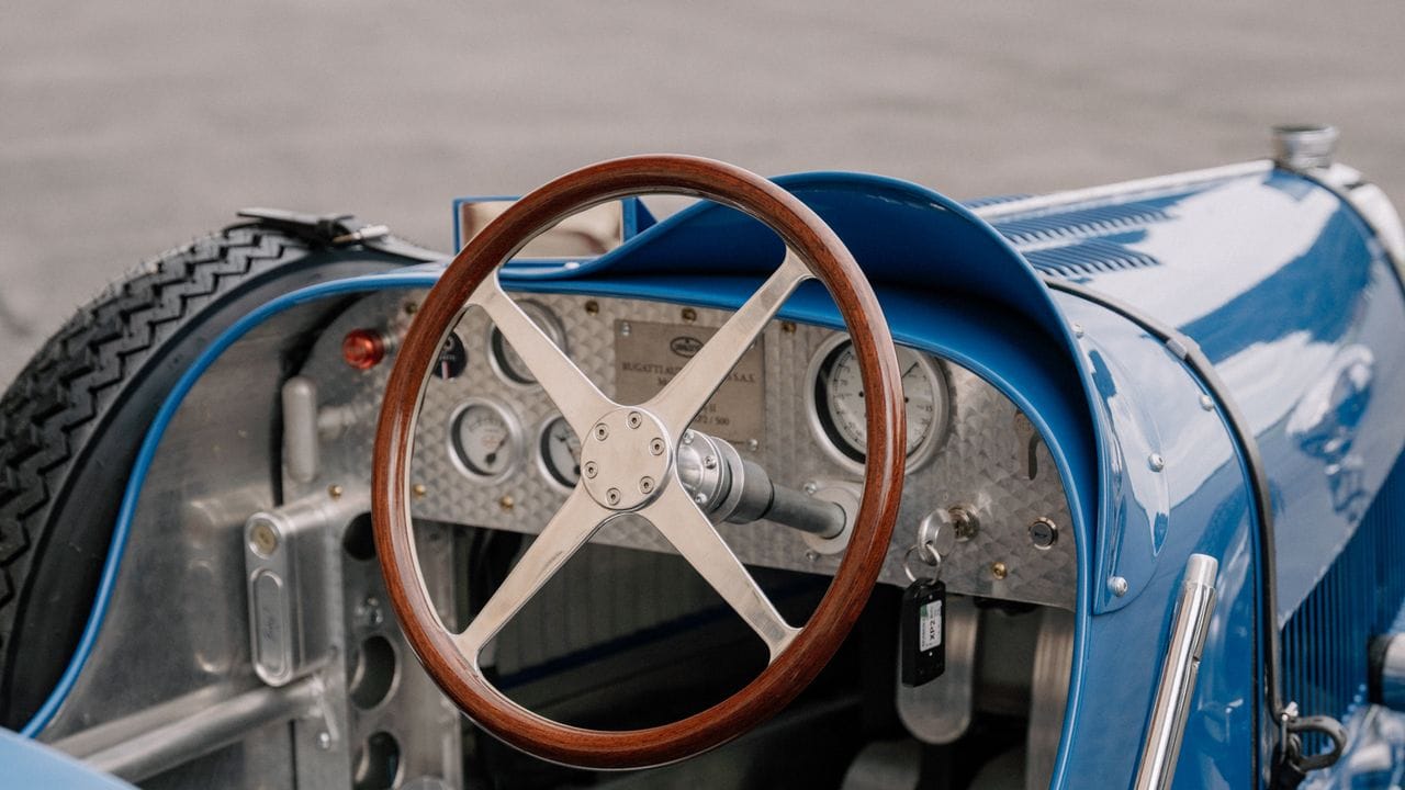Auch das Lenkrad folgt dem Vierspeichen-Design des Bugatti Typ 35. Auch das Lenkrad folgt dem Vierspeichen-Design des Bugatti Typ 35.