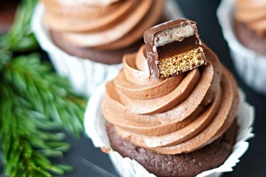 Das Frosting für die Dominostein-Cupcakes muss einen Tag vor dem Servieren vorbereitet werden, damit es über Nacht durchkühlen kann.
