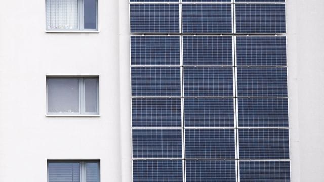 Auch Solaranlagen auf Mehrfamilienhäusern können steuerfrei sein - vorausgesetzt, die Anlage überschreitet nicht eine gewisse Gesamtgröße. Auch Solaranlagen auf Mehrfamilienhäusern können steuerfrei sein - vorausgesetzt, die Anlage überschreitet nicht eine gewisse Gesamtgröße.