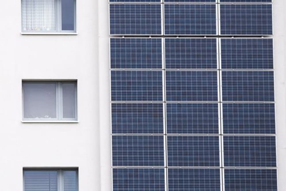 Auch Solaranlagen auf Mehrfamilienhäusern können steuerfrei sein - vorausgesetzt, die Anlage überschreitet nicht eine gewisse Gesamtgröße.