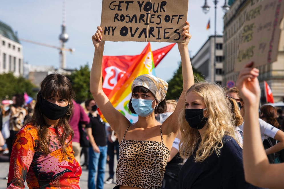 Demo für Frauenrechte in Berlin: Paragraf 219a wird seit Jahren heftig kritisiert, nun soll er abgeschafft werden.
