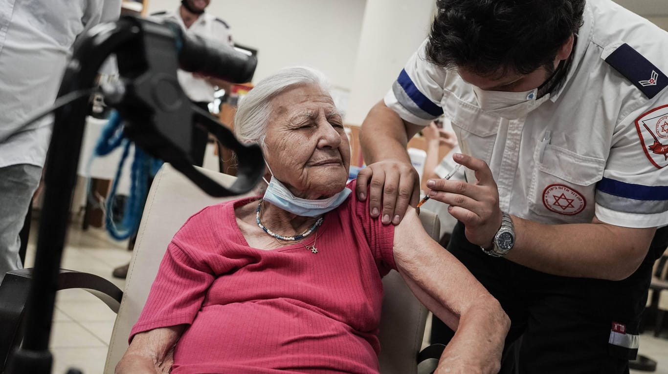 Drittimpfung in Jerusalem: Israel erwägt für Senioren nun bereits die vierte Dosis gegen das Coronavirus.