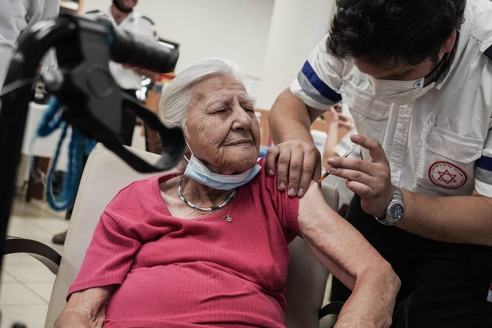Drittimpfung in Jerusalem: Israel erwägt für Senioren nun bereits die vierte Dosis gegen das Coronavirus.