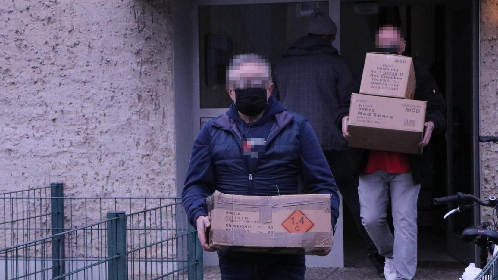 Hausdurchsuchung in Neukölln: Polizisten tragen am Dienstag Feuerwerkskörper aus einer Wohnung. Hausdurchsuchung in Neukölln: Polizisten tragen am Dienstag Feuerwerkskörper aus einer Wohnung.