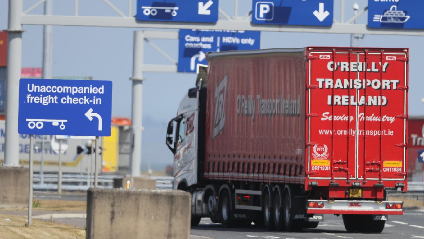 Ein Lastwagen im Hafen von Belfast (Symbolbild): Über die irische Hafenstadt gelangen viele britische Waren in die EU.