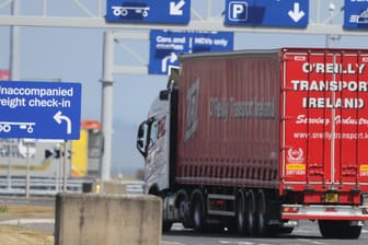 Ein Lastwagen im Hafen von Belfast (Symbolbild): Über die irische Hafenstadt gelangen viele britische Waren in die EU.