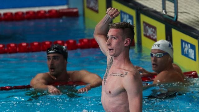 Florian Wellbrock jubelt über seinen Sieg.