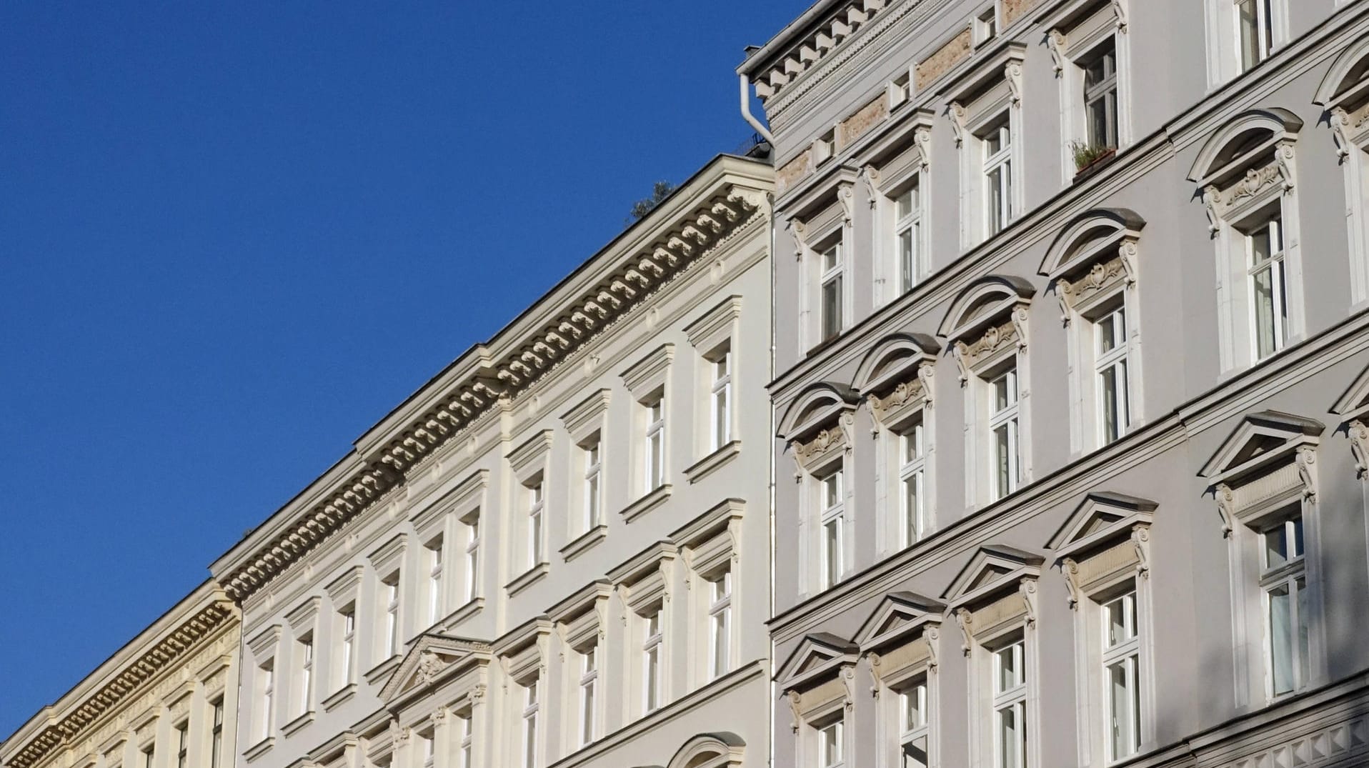 Ein Altbau in Berlin (Symbolbild): Die Preise für Wohneigentum steigen stark.