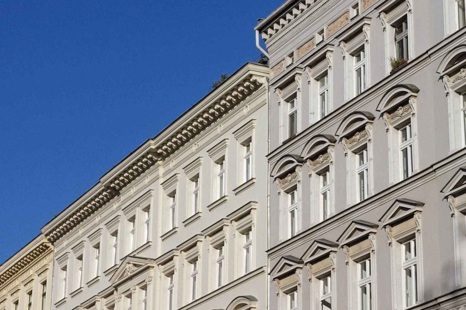 Ein Altbau in Berlin (Symbolbild): Die Preise für Wohneigentum steigen stark.