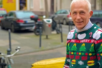 Eugen Mularczyk beliefert seit 33 Jahren die Menschen des Sechzigviertels: Besonders bekannt ist er für die bunten Weihnachstspullis, die er jedes Jahr trägt.