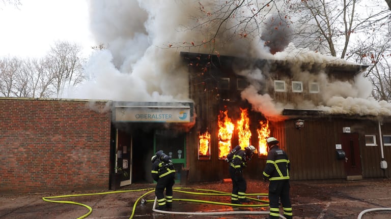 Flammen schlagen aus dem Clubhaus: Die Hamburger Feuerwehr ist bei einem Großbrand an der Alster im Einsatz.