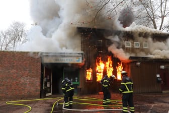 Flammen schlagen aus dem Clubhaus: Die Hamburger Feuerwehr ist bei einem Großbrand an der Alster im Einsatz.