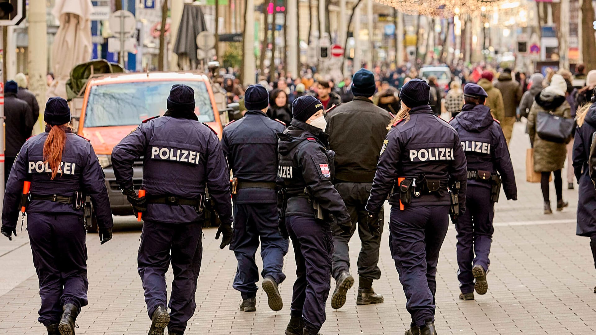 Polizeibeamte kontrollieren in einer Fußgängerzone (Symbolbild): Verstöße gegen die Corona-Regeln haben Bußgelder in Millionenhöhe in städtische Haushalte in NRW gespült. Polizeibeamte kontrollieren in einer Fußgängerzone (Symbolbild): Verstöße gegen die Corona-Regeln haben Bußgelder in Millionenhöhe in städtische Haushalte in NRW gespült.