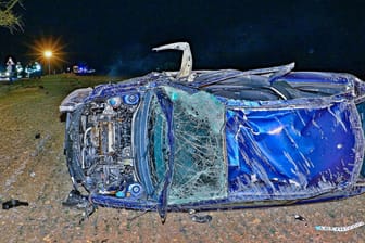 Das Wrack des Unfallwagens liegt zerstört neben der Fahrbahn: Bei einem Unfall in Hemmingen ist am Dienstagabend ein 38-jähriger Mann gestorben.