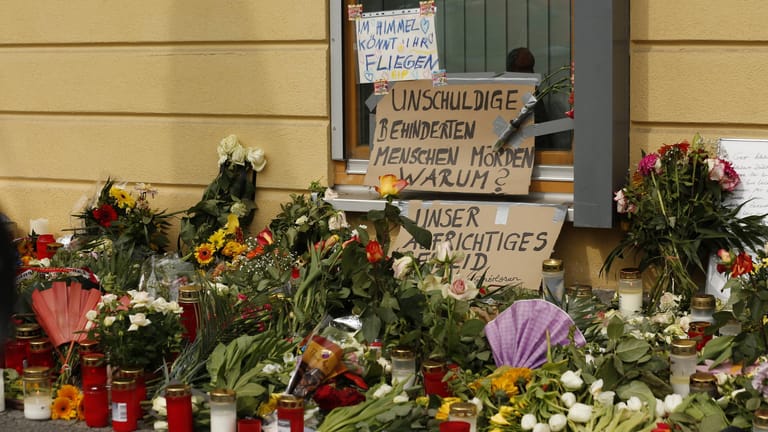 Blumen und Kerzen am Oberlinhaus: Die Pflegerin erstach vier Menschen.