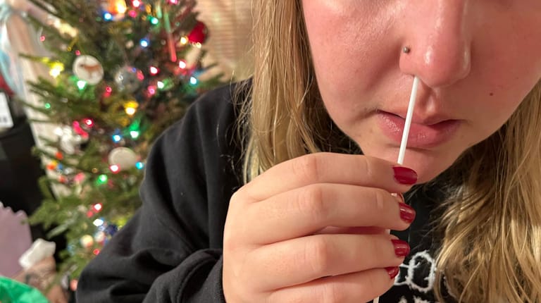 Eine Frau macht einen Corona-Schnelltest: Diese Maßnahme erhöht an Weihnachten den Schutz vor dem Virus.