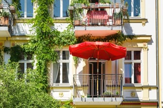 Altbauwohnung mit Balkon im Berliner Stadtteil Prenzlauer Berg (Symbolbild): In vielen GroΓstΓ€dten ist Wohnen teuer. Altbauwohnung mit Balkon im Berliner Stadtteil Prenzlauer Berg (Symbolbild): In vielen GroΓstΓ€dten ist Wohnen teuer.