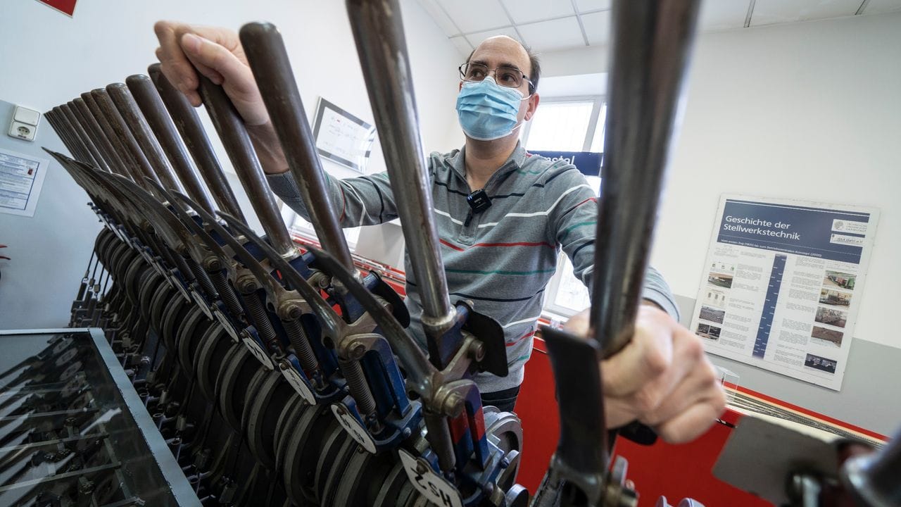 Die altertümlichen Weichenhebel sind mit den Weichen auf der Modellbahnanlage gekoppelt. Die altertümlichen Weichenhebel sind mit den Weichen auf der Modellbahnanlage gekoppelt.