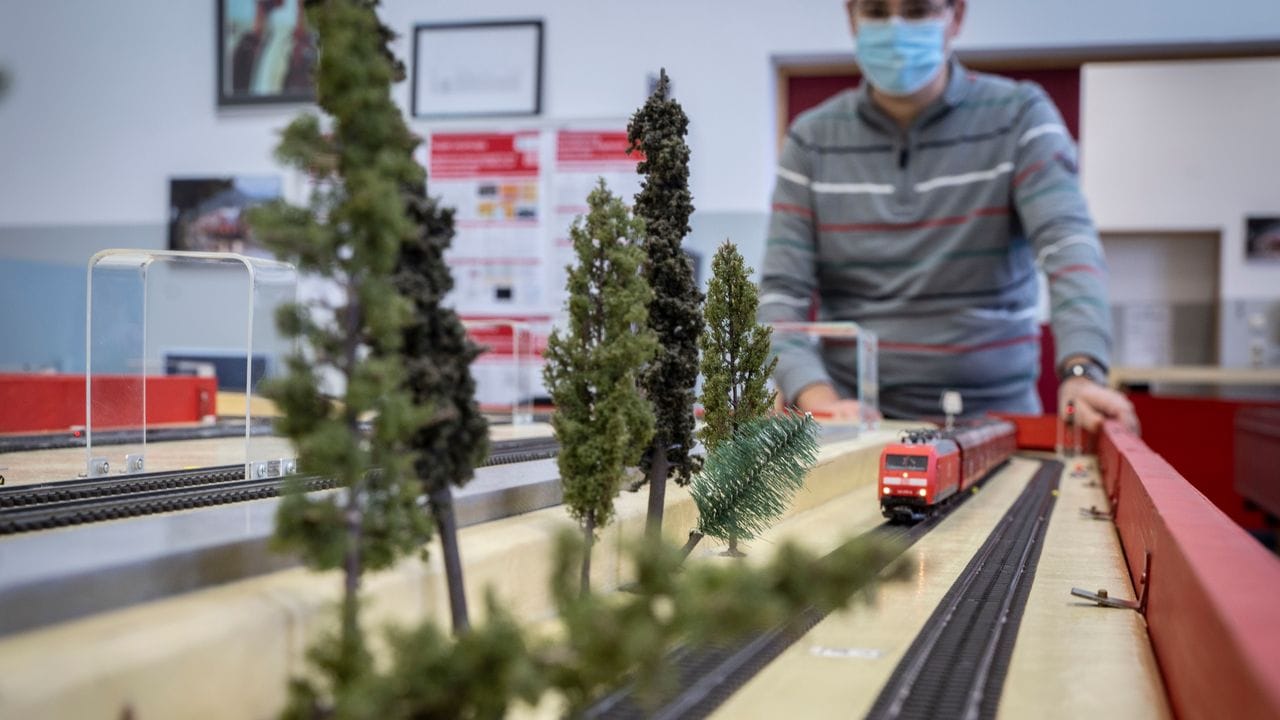 Per Fernbedienung lassen sich auf der Modellanlage im Eisenbahnbetriebsfeld Darmstadt (EBD) auch Bäume über die Strecke legen, um unerwartete Szenarien darstellen zu können. Per Fernbedienung lassen sich auf der Modellanlage im Eisenbahnbetriebsfeld Darmstadt (EBD) auch Bäume über die Strecke legen, um unerwartete Szenarien darstellen zu können.