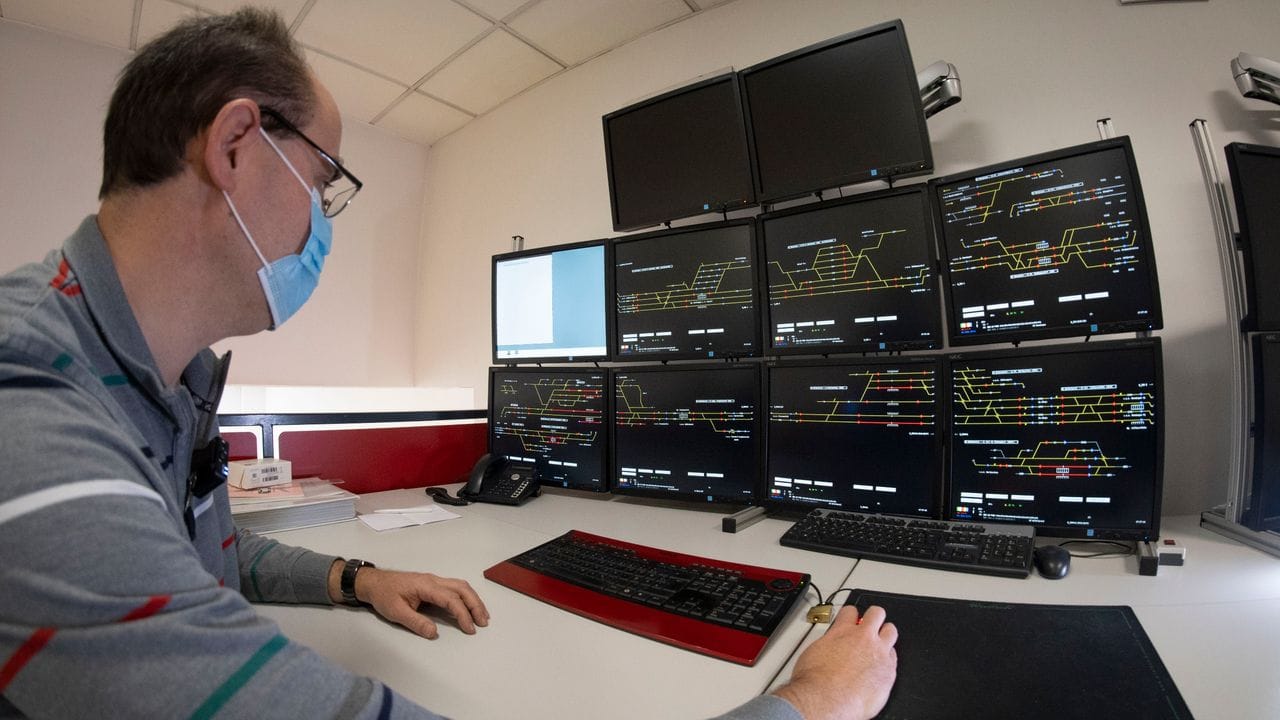 Holger Kötting, Technischer Betreuer der Anlage im Eisenbahnbetriebsfeld Darmstadt (EBD) steuert per Monitor die Weichen, Signale und Züge auf der Modellbahnanlage. Holger Kötting, Technischer Betreuer der Anlage im Eisenbahnbetriebsfeld Darmstadt (EBD) steuert per Monitor die Weichen, Signale und Züge auf der Modellbahnanlage.