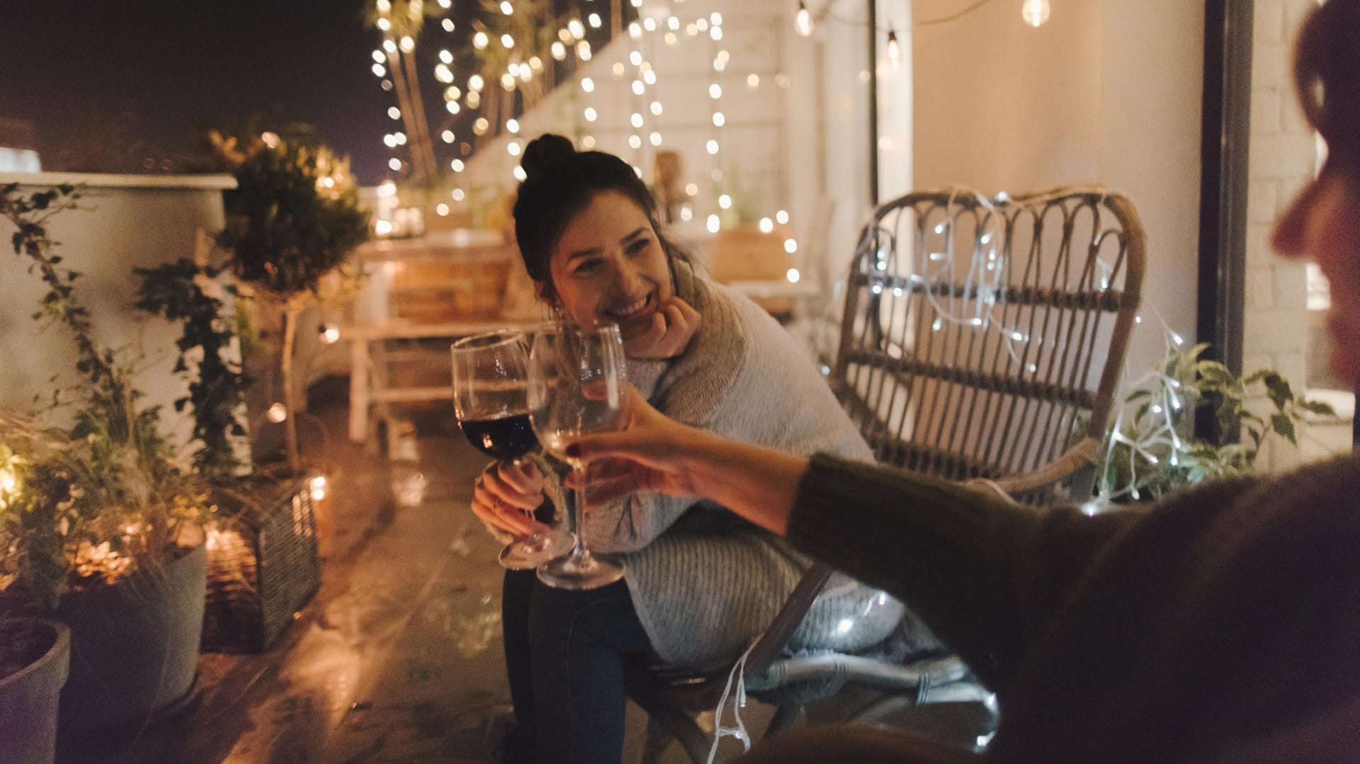 Gerade noch auf dem Balkon der Freundin angestoßen, bald schon selbst in der Wohnung? Teilen Sie Bekannten und Freunden unbedingt mit, dass Sie auf der Suche sind – es kann sich lohnen.