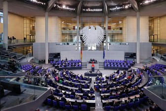 Der Plenarsaal im Bundestag: Zwei Politiker haben sich mit Corona infiziert.