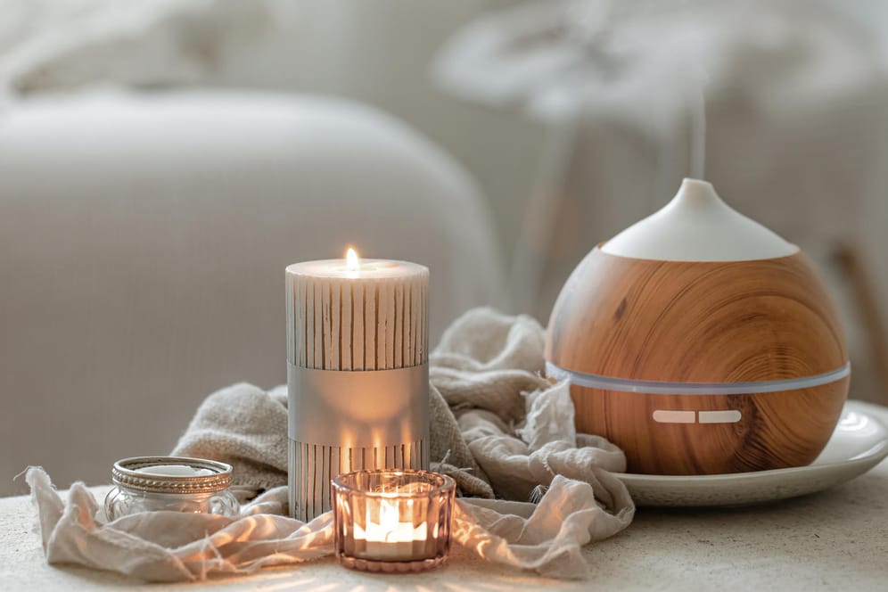 Ein Aromadiffusor verbessert die Luftfeuchtigkeit und die Stimmung.