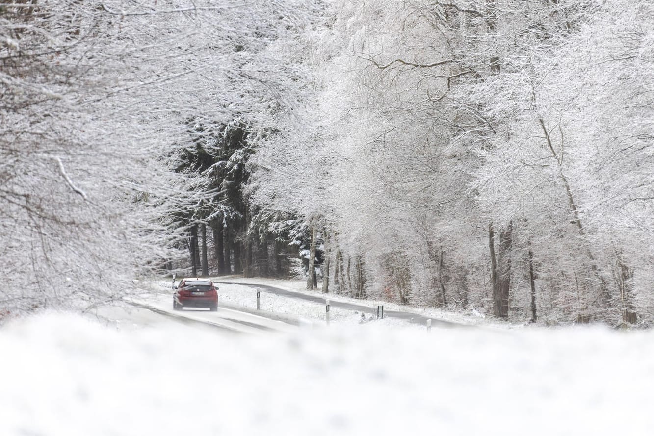 Winter auf der Insel Rügen: Im Nordosten Deutschlands könnte es auch an Heiligabend Neuschnee geben.