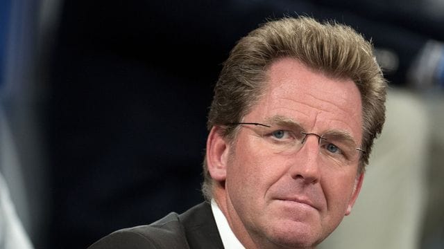 Stefan Holz kritisiert die Entscheidung, wieder Geisterspiele einzuführen. Stefan Holz kritisiert die Entscheidung, wieder Geisterspiele einzuführen.