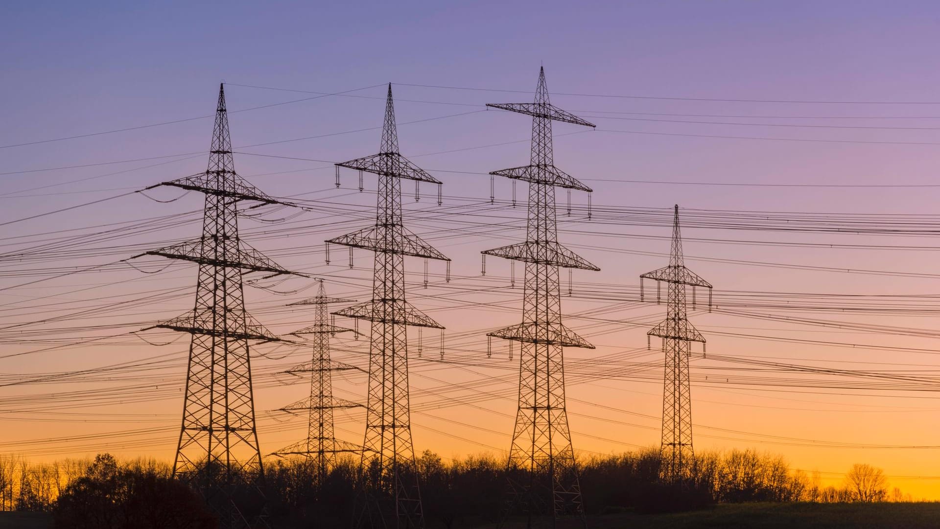 Hochspannungsmasten im Abendlicht (Symbolbild): Die Preise für Strom steigen stark.