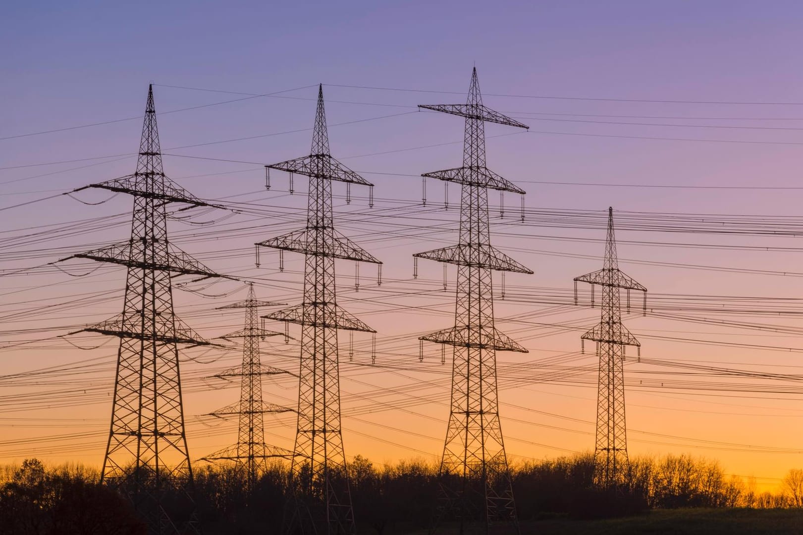 Hochspannungsmasten im Abendlicht (Symbolbild): Die Preise für Strom steigen stark. Hochspannungsmasten im Abendlicht (Symbolbild): Die Preise für Strom steigen stark.