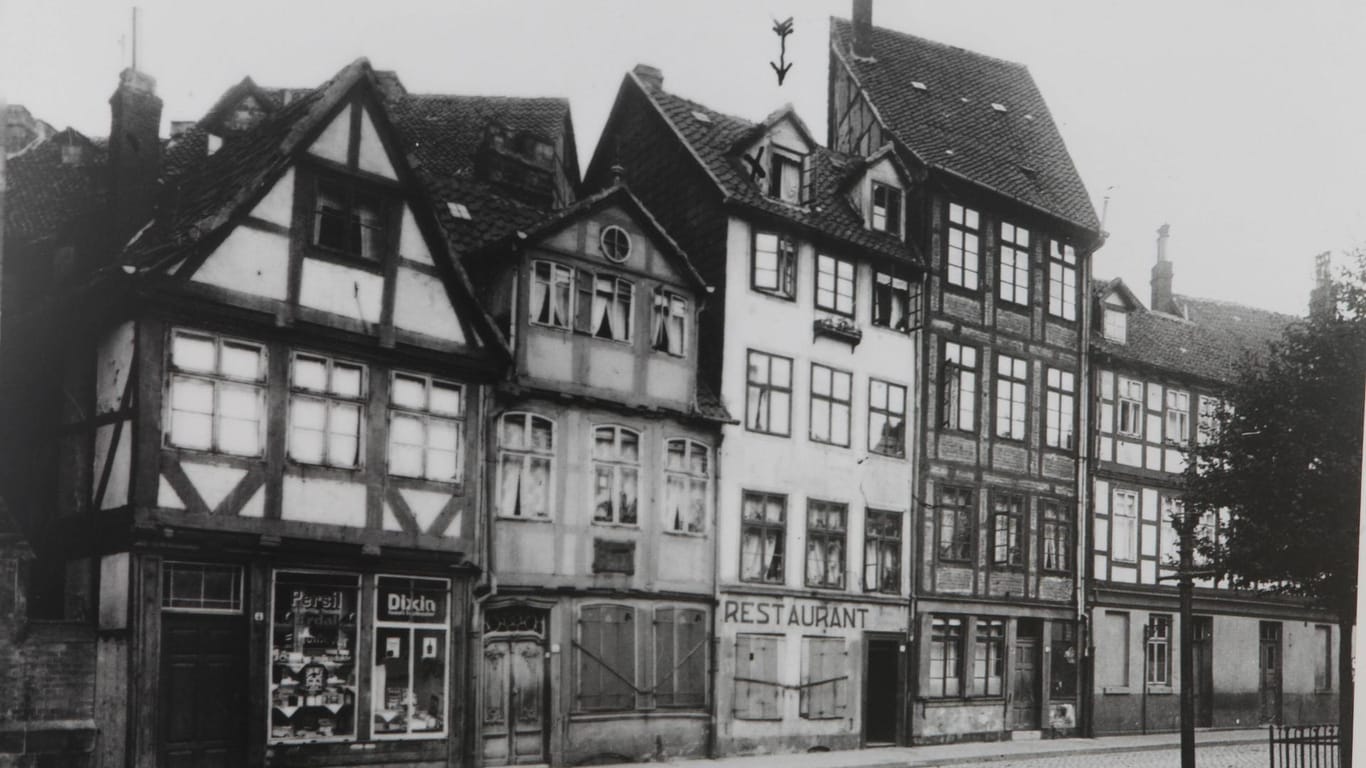 Blick auf das Wohnhaus des Serienmörder Fritz Haarmann (Archivbild): Am 25. Oktober 1879 wurde er in Hannover geboren. Mit 45 Jahren wurde Haarmann – ebenfalls in Hannover – hingerichtet.
