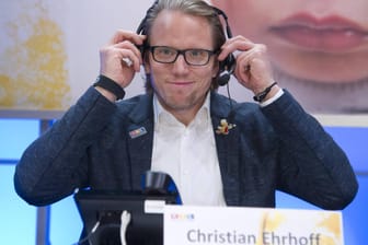 Christian Ehrhoff: Mit solch einem Headset wird man den Ex-Profi bei den Olympischen Spielen womöglich häufiger sehen.
