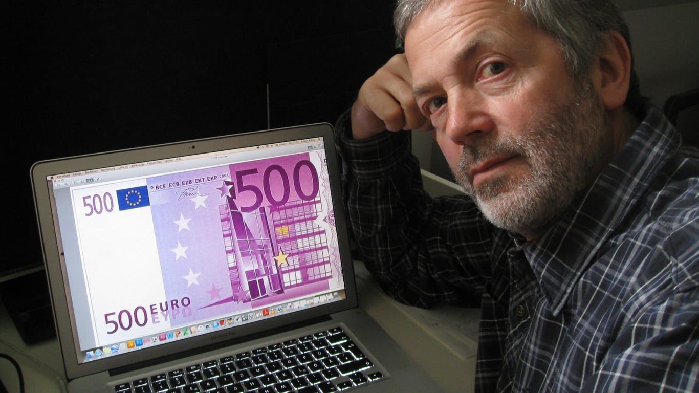 Der Erfinder des Euro-Designs: Robert Kalina mit seinem Lieblingsschein, der 500-Euro-Note.