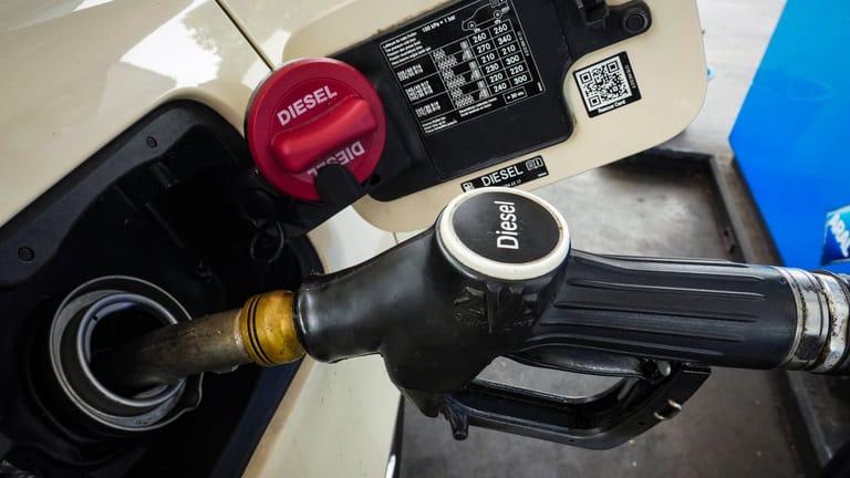 Spritpreise: Diesel verbilligte sich um 1,8 Cent auf 1,506 Euro je Liter.