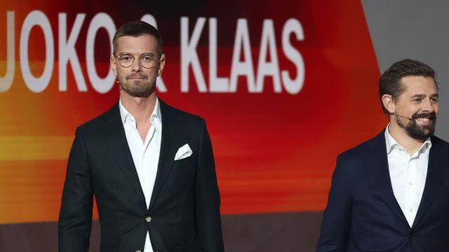 Joko Winterscheidt (l) und Klaas Heufer-Umlauf in der Jubiläumsshow von "Wetten, dass.