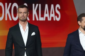 Joko Winterscheidt (l) und Klaas Heufer-Umlauf in der Jubiläumsshow von "Wetten, dass.