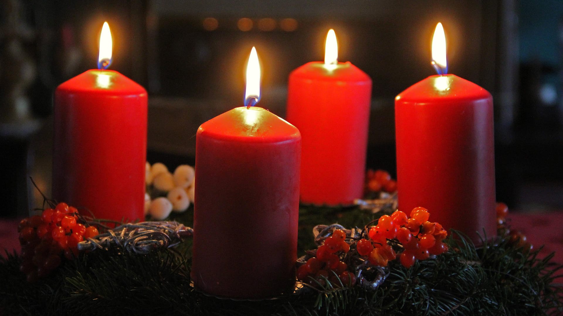 Kerzen brennen auf einem Adventskranz (Symbolbild): "Unsachgemäß" genutzte Kerzen haben in Leipzig offenbar einen Brand verursacht. Kerzen brennen auf einem Adventskranz (Symbolbild): "Unsachgemäß" genutzte Kerzen haben in Leipzig offenbar einen Brand verursacht.