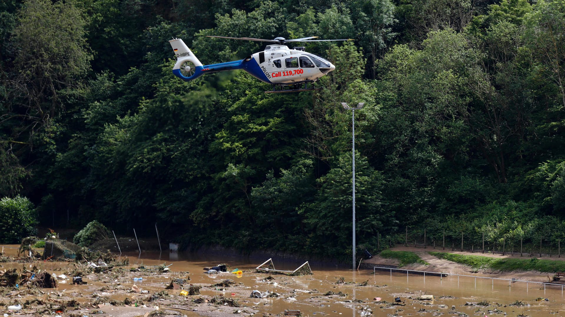 Rettungshelikopter über dem Ort Dernau, Landkreis Ahrweiler: Die Bundespolizei setzt bei der Räumung der Ahrmündung auf Hubschrauber. Rettungshelikopter über dem Ort Dernau, Landkreis Ahrweiler: Die Bundespolizei setzt bei der Räumung der Ahrmündung auf Hubschrauber.