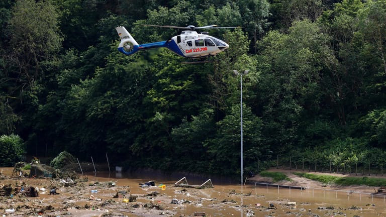 Rettungshelikopter über dem Ort Dernau, Landkreis Ahrweiler: Die Bundespolizei setzt bei der Räumung der Ahrmündung auf Hubschrauber.