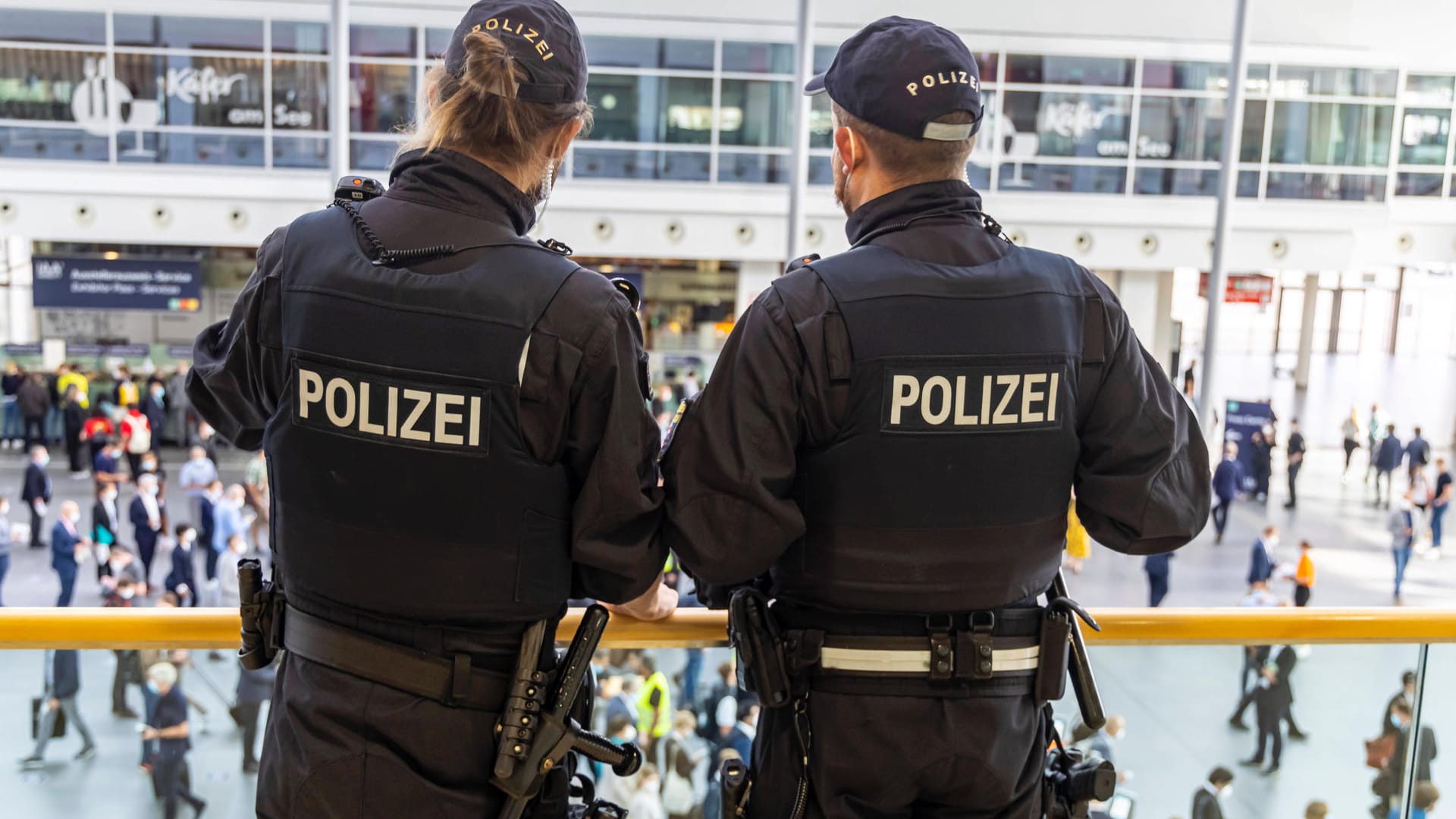 Polizisten in München (Symbolbild): Der Polizist wurde in seiner Freizeit von seinen Kollegen dabei erwischt, wie er einen Joint rauchte.