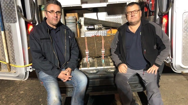 Michael Daenecke (l.) und Siegfried Konopatzki vom Kampfmittelbeseitigungsdienst der Bezirksregierung Düsseldorf mit dem entschärften Bombenblindgänger. Michael Daenecke (l.) und Siegfried Konopatzki vom Kampfmittelbeseitigungsdienst der Bezirksregierung Düsseldorf mit dem entschärften Bombenblindgänger.