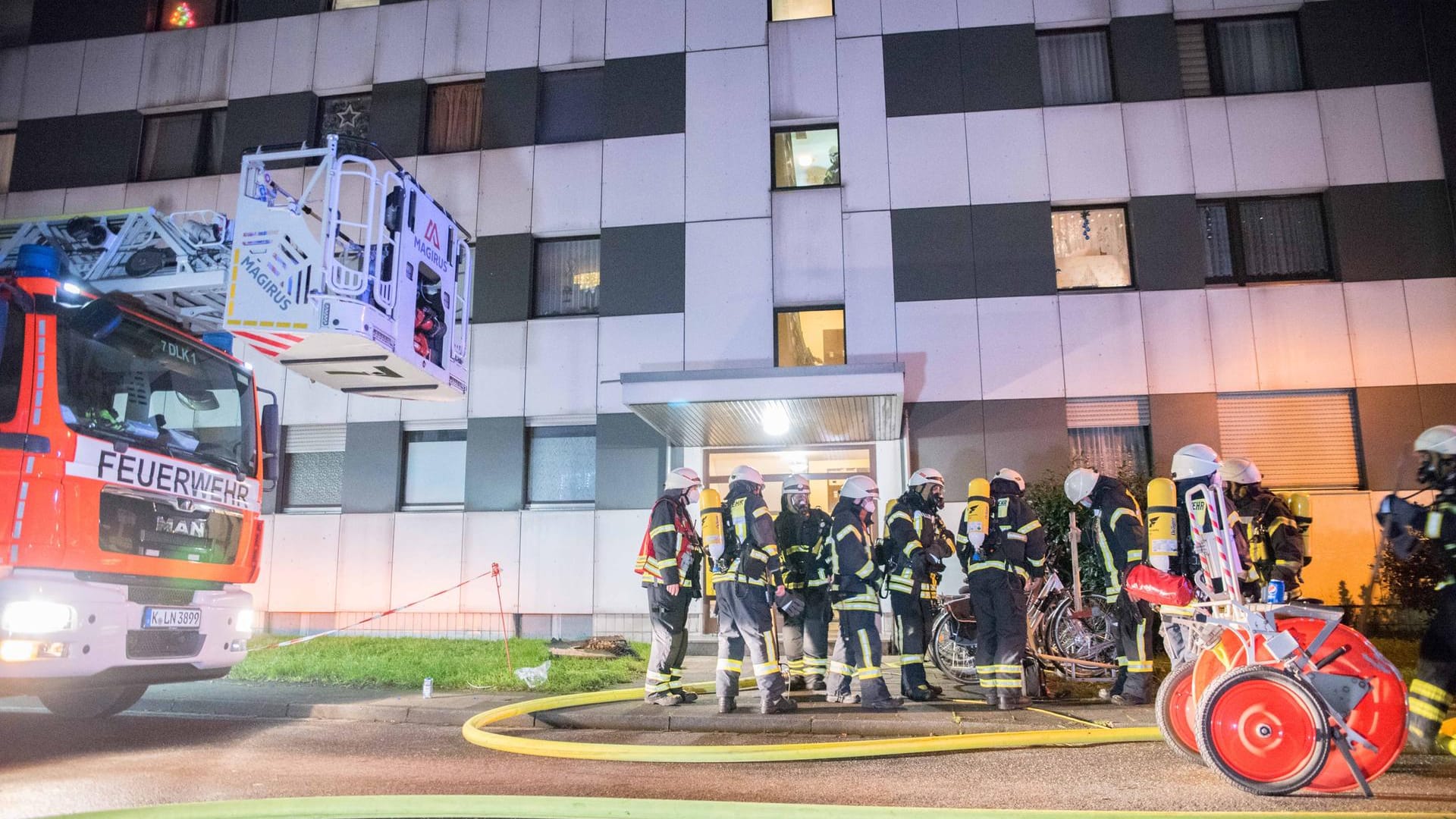 Feuerwehreinsatz in Köln: Der Mann, der bei dem Wohnungsbrand verletzt worden war, schwebt nicht in Lebensgefahr. Feuerwehreinsatz in Köln: Der Mann, der bei dem Wohnungsbrand verletzt worden war, schwebt nicht in Lebensgefahr.