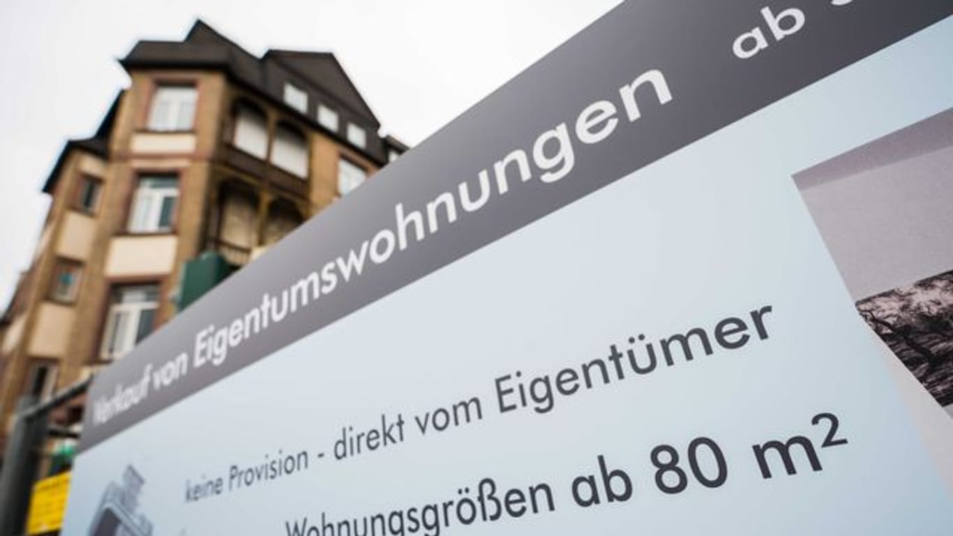 Ein Schild wirbt an einem Bauzaun im Frankfurter Stadtteil Ostend für Eigentumswohnungen.